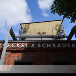 Pergola-Markise auf Dachterrasse Pergola-Markise auf Dachterrasse einer Firma in Hamburg mit einseitiger Höhenabsenkung