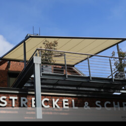 Pergola-Markise mit manuelle Mastabsenkung Pergola-Markise auf Dachterrasse einer Firma in Hamburg mit einseitiger Höhenabsenkung