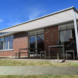 Schwebe- Pergola-Markise- Farbe weißaluminium Schwebe- oder Pergola-Markise Markilux in weissaluminium an einem Aufenthaltsbereich eines Gewerbebetriebes