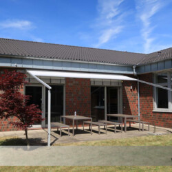 Pergola-Markise Markilux - leicht ausgefahren Pergola-Markise Markilux für Außensitzplatz einer Firma