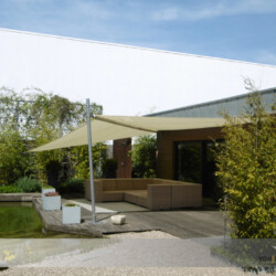 Sonnensegel an Terrasse und Schwimmteich Aufrollbares Sonnensegel an Terrasse mit Natur-Schwimmteich