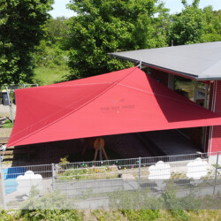 Rotes Kita-Segel Rotes aufrollbares Soliday A in Kita Hamburg