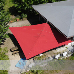 Aufrollbares Kita-Segel Rotes aufrollbares Soliday A in Kita Hamburg