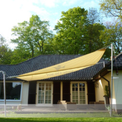 Sonnensegel auf Bankirei-Terrasse Sonnensegel auf Bankirei-Terrasse eines Winkelbungalows im Villenviertel Hamburg Bergedorf