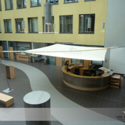 Sonnenschutzsegel im Innenhof Großes aufrollbares Sonnensegel zur Beschattung der Information im Amt Meissen