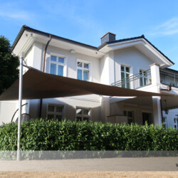 Villa mit Sonnensegel in Wohltorf Mit unseren individuell geplanten Sonnensegel lassen sich auch große Terrassen abdecken.