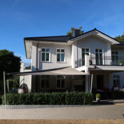 Sonnen- und Schattenplätze Mit richtig geplant und umgesetzten Sonnenschutzsystemen wie solchen Sonnensegeln genießen Sie Ihr Zuhause in Sonne und im Schatten