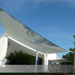 Weißes Sonnensegel von unten Weißes Sonnensegel an einem modernen Haus in Hamburg-Boberg