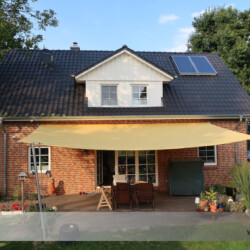 Riesiges Markisen-Segel Soliday-SC Häuser mit breiten Terrassen und hohen Traufen bieten sich ideal für Markisensegel an. Unter dem Dachüberstand ist die Tuchwelle automatisch vor Verschmutzung geschützt.