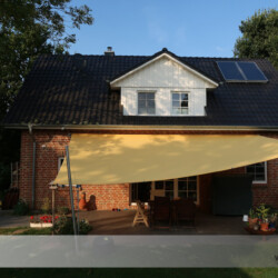 Markisen-Segel mit Höhenverstellung Abgesenkte Segelecken eines Markisen-Segels unterstützen das Segeldeisign und sorgen für Sonnenschutz bei tiefstehender Sonne. Über die abgesenkte Ecke kann Regenwasser gut abfließen.