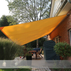 Sonnensegel in sonnengelb Abgesenkte Segelecken eines Markisen-Segels unterstützen das Segeldeisign und sorgen für Sonnenschutz bei tiefstehender Sonne. Über die abgesenkte Ecke kann Regenwasser gut abfließen.