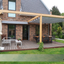 Raff-Sonnensegel an Holzpergola Unsere Raff-Sonnensegel lassen sich besonders gut an kubischen Pergolen montieren.