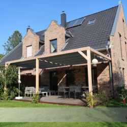 Breite Terrasse mit Pergola und Sonnensegel Das Pergola-Raff-Segel ist praktisch, schick und leicht