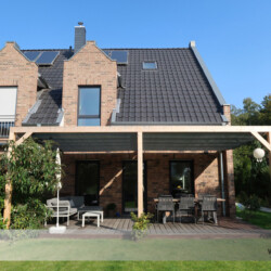 Frontalansicht Pergola mit Raff-Segel Egal aus welcher perspektive... die Pergolen mit den Raffsegeln sehen immer gut aus.