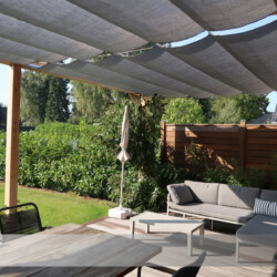 Unter einem Soliday-Raffsegl... herrlich Luftiger Platz unter einem Raff-Sonnensegel - ob Essplatz oder Lounge