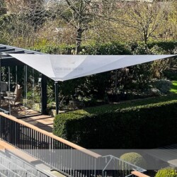 Sonnensegel an Alsterlauf Motorisches Sonnensegel am Alsterlauf Hamburg