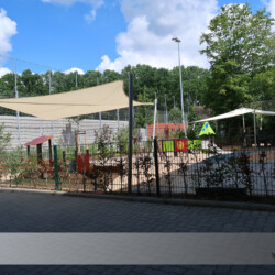 Kita-Sonnensegel Die Sonnensegel werden bei Bedarf einfach ausgerollt. In der übrigen Zeit bleiben sie eingerollt.