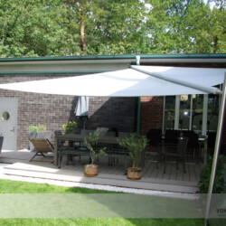 Rollup-Segel auf Terrasse mit grauen Dielen Graues Rollup-Segel Soliday-C mit Windsensorf auf einer Terrasse mit grauen Dielen