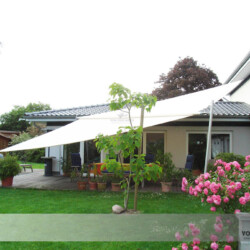 Rundumschutz auf großer Terrasse Das große Rollup-Segel von Soliday schützt vor Sonne und vor Regen auf der großen Terrasse in Soltau
