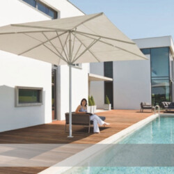 Sonnenschirm May-Filius rechteckig an Pool Rechteckiger Sonnenschirm May-Filius an Swimming-Pool eines Privatobjektes