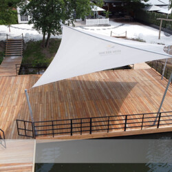 Sunfurl RE auf Ponton Sonnensegel im Restaurant und Beachclub Frida-am-See