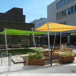 Sonnensegel in Kindertagesstätte City Nord Hamburg Zwei motorisch aufrollbare Sonnensegel mit Windsensorik in einer städtischen Kita