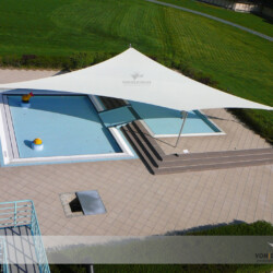 Großes Saisonsegel über Schwimmbecken Großes Hypar-Saisonsegel über in einem Schwimmbar über Schwimmbecken