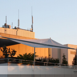 Sonnensegel auf Dachterrasse Das aufrollbare Sonnensegel auf der Dachterrasse ist durch einen Windsensor vor Überlastung durch zu starke Wind geschützt
