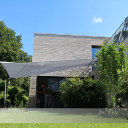 Diagonalwellen-Segel Soliday-C Sonnensegel-Soliday-C an urbanem Haus in Elbvorort