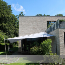 Diagonalwellen-Segel Soliday-C Sonnensegel-Soliday-C an urbanem Haus in Elbvorort