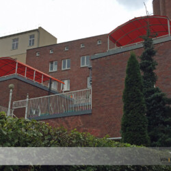 Ganzjahressegel auf Dachterrassen einer Kita Sonnen- und Regenschutz für Spielbereiche auf Dachterrassen einer Kita mittels Ganzjahressegel