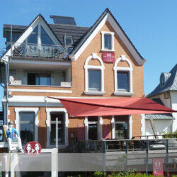 Sonnensegel an Standvilla Niendorf Ostsee Sonnensegel auf großer Sonnenterrasse des Cafés Standvilla Niendorf Ostsee