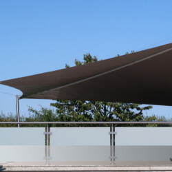 SunFurl RE mega groß / mega schick Mit den motorischen Sonnensegeln von SunFurl können große Flächen abgedeckt werden und beeindruckende architektonische Highlights geschaffen werden.