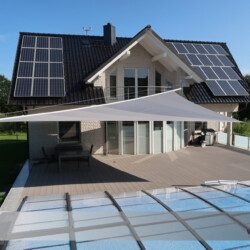 Sonnenterrasse und schattiger Essplatz Dank Sonnensegel Das VDH-Sonnensegel bietet Schatten für den Ess- und Sitzplatz und lässt dabei genügend Platz für die Sonne auf Terrasse und im Pool.