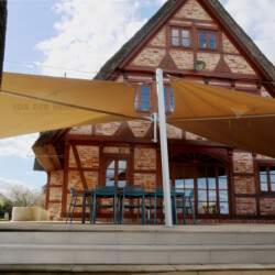 Sonnensegel an Fachwerkhaus Sonnensegel SunFurl-RE an Fachwerkhaus im Alten Land