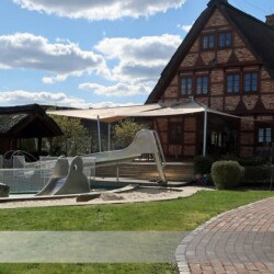 Sonnensegel an Fachwerkhaus mit Swimmingpool Sonnensegel SunFurl-RE an Fachwerkhaus mit Swimmingpool