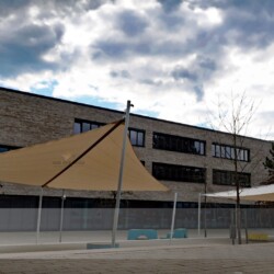 Wetterschutzsegel für Schulen Automatisches SUNFURL-Wetterschutzsegel in Hamburger Schule