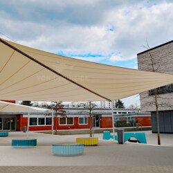 Sonnen- und Wetterschutz in Schule SunFurl-Wetterschutzsegel in einer Schule in Hamburg
