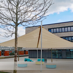 Sonnen- und Wetterschutz in Schule SunFurl-Wetterschutzsegel in einer Schule in Hamburg