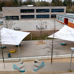 2 Sonnen- und Wetterschutzsegel in Schule SunFurl-Wetterschutzsegel in einer Schule in Hamburg