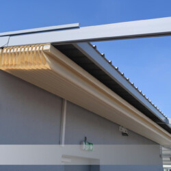 Eingefahre Faltpergola LEINER Sunrain Der eingefahrene Behang der Faltpergola LEINER Sunrain wird durch ein Dach geschützt.