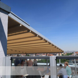 Leiner Sunrain Falt-Pergola Berlin Leiner Sunrain Falt-Pergola auf einer Dachterrasse eines Gewerbetriebes in Berlin.