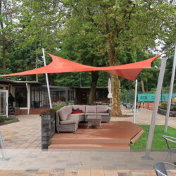 Saison-Event- und Gastrosegel Saison-Eventsegel-Ferrari-Precontraint 705, Farbe rot. Lounge-Sitzplatz beim THC Hamburg