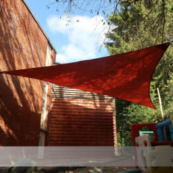 Festverspanntes Saisonsegel in Kita Kindergarten-Segel aus Tentmesh340 rot