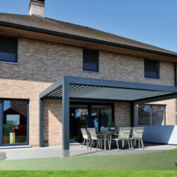 Terrassenüberdachung Lamellendach Brustor anthrazit / grau Terrassenüberdachung mit Kipp-Lamellendach, Frabe grau. Privat-Objekt Einfamilienhaus