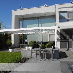 Großes Lamellen-Terrassendach Lamellen-Terrassendach an einem modernen Wohnhaus im Bauhausstil