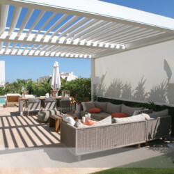 Lamellendach mit seitlichem ZIP-Sreen Elegantes weißes Lamellendach mit Befestigung an der Hauswand und auf zwei Pfosten