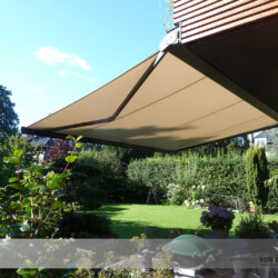 LEINER Fino Kassettenmarkise / Ansicht von unten Die Markise ist in die Holzverkleidung eines Balkons integriert