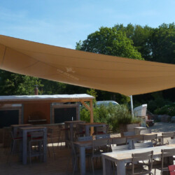 Bootshaus Schloss Weissenhaus Beachbar-Sonnensegel Bootshaus Schloss Weissenhaus Beachbar-Sonnensegel über Barbeque