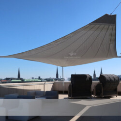 Rollup-Segel Lounge-Dachterrasse Hamburg Motorisches Rollup-Sonnensegel auf Dachterrasse eines Bürogebäudes mit Loungemöbeln an der Alster in Hamburg